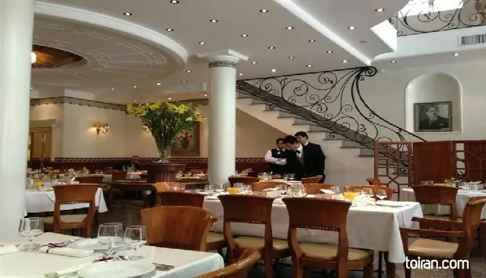 فضای داخلی رستوران نایب ساعی